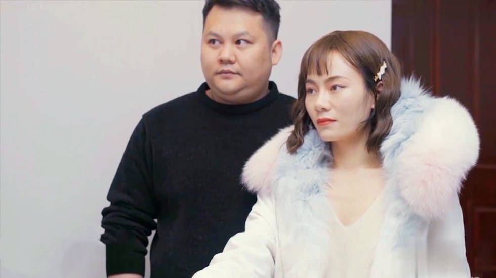 《继母发现儿子偷插充气娃娃 继母大胆进行性教育》 