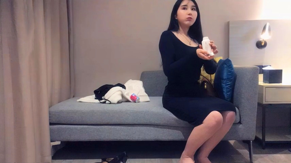 黄先生今晚硬邦邦肌肉男代班大奶妹   