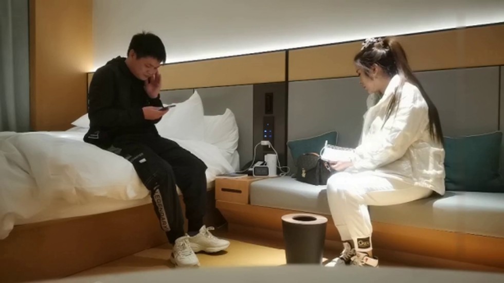 文轩探花 代班四哥生猛爆操肥臀开档黑丝欲女