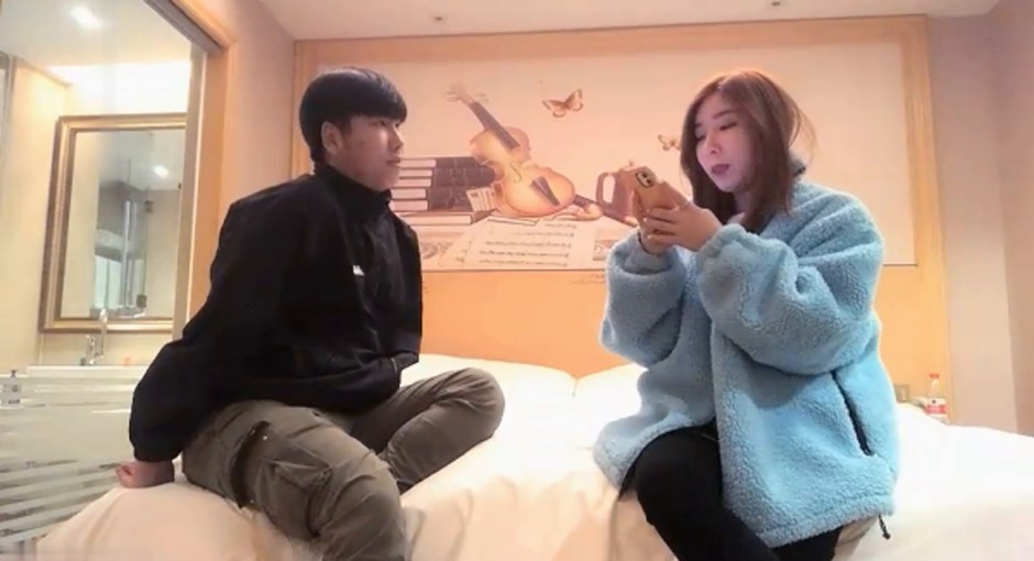 深夜场约了个蓝色外套花臂纹身妹子 