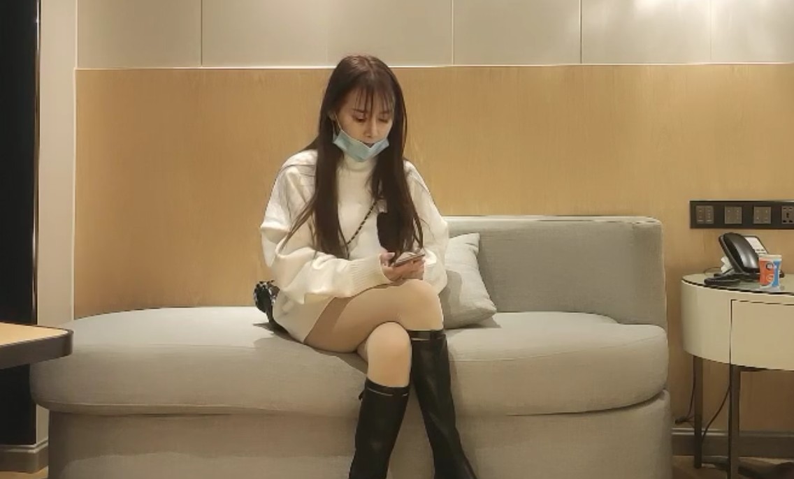 太子探花 肥仔忍不了出来播一场 约个纹身美女5分钟缴枪  