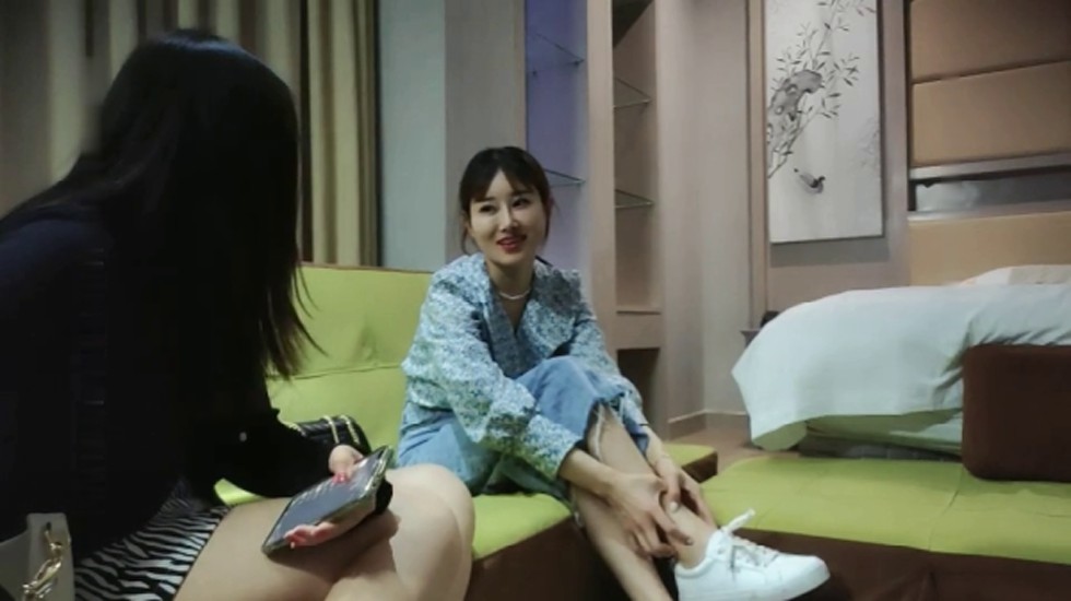 精品双飞 看着自己闺蜜是如何卖力表现服侍嫖客 