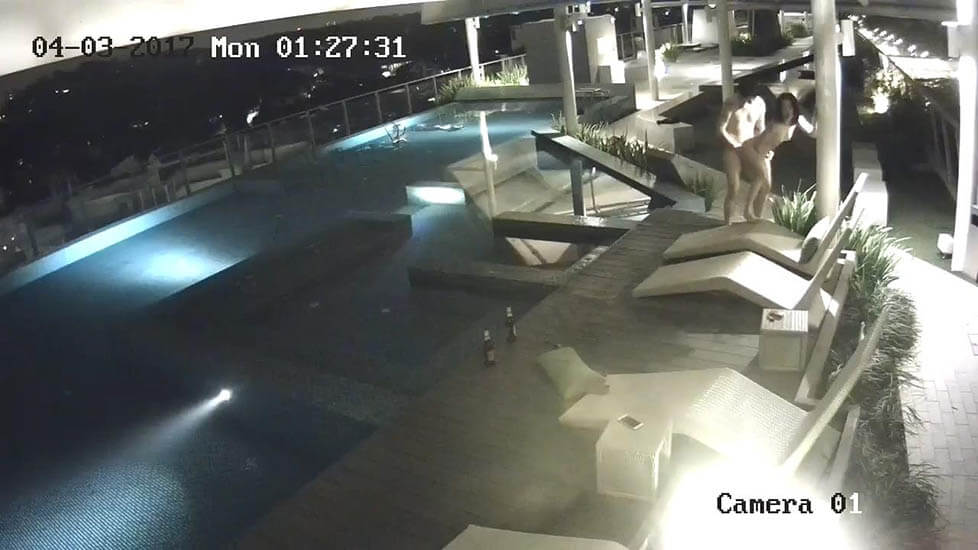 香港某酒店頂層泳池錄得紋身男深夜與極品身材女友啪啪,肆意發揮激情無限 