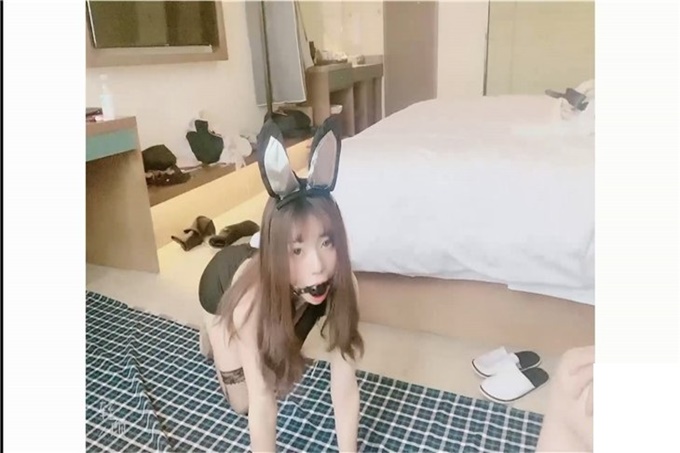 一次做淫荡小母狗 SM虐操 黑丝无毛小粉穴 捆绑胶带捂嘴劈腿抽插爆操 完美露脸