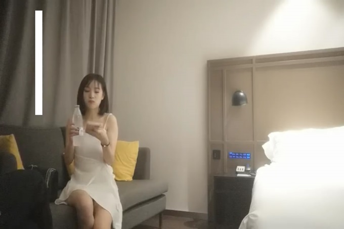 吊带白裙气质沙发调情干到床上    