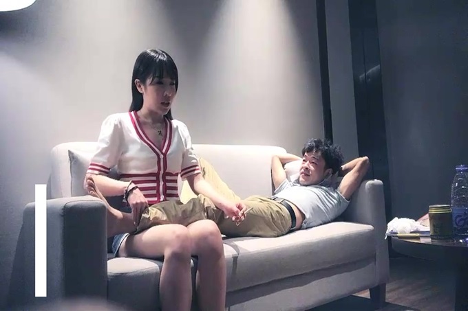 甜美牛仔短裤妹子，穿上白色网袜沙发上骑坐抽插，床上侧入大力猛操呻吟 