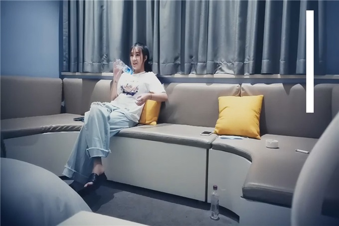 眼镜白衣萌妹，近距离拍摄舔弄口交抽插猛操，上位骑坐晃动奶子  