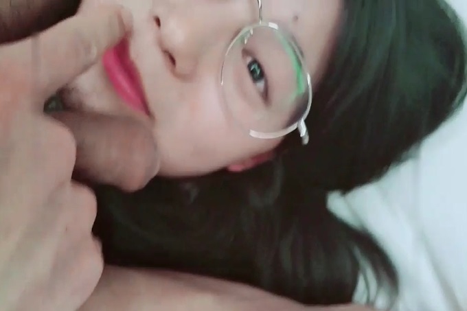 某收费网站流出-艺术院校文艺范气质美女宾馆和男友开房没满足男友吃鸡巴要求被扒光衣服玩弄嫩穴,扛着腿狠狠干! 