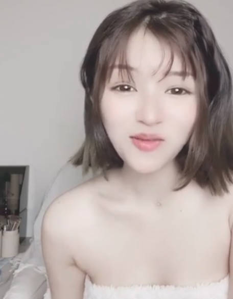 绝对让你看一眼就会爱上的极品女神【小絮絮】逆天颜值---比明星都要美顶级尤物！强烈推荐 