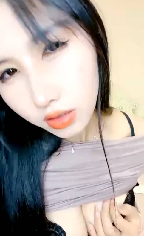 性感美女骚货！吊带黑白丝袜！讲故事被姐夫操，骚话不断狂扣穴，从下往上视角扣弄 