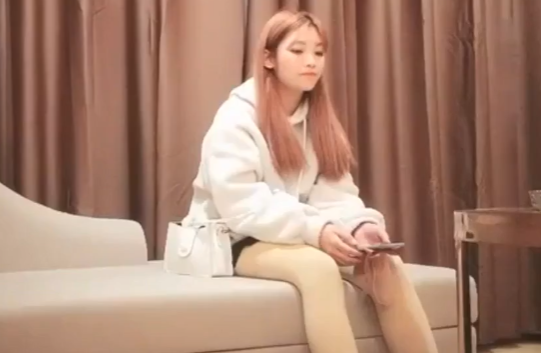 深夜场约了个卫衣嫩妹子啪啪 