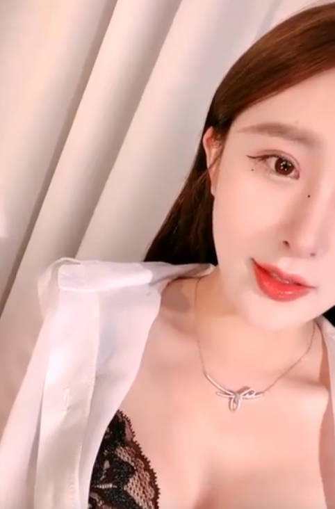 模特身材极品尤物！网红女神下海！黑丝包臀裙，半脱下丝袜粉穴，振动棒磨蹭嫩穴，假屌抽插