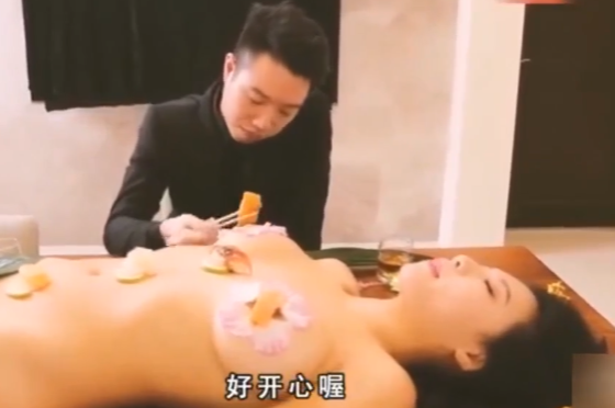 最新作品3部合集 女体盛宴 极品S美女搬上餐桌享用 新闻主播做爱LIVE中 裸男闯入主播间镜头前激战 深夜湿堂 一男尬两女 饥渴姐妹强行榨精