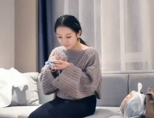 黑色长裙整容脸气质美女 穿着小黑高跟鞋沙发上爆操 