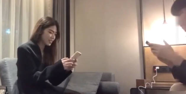 红内裤战神再度回归，约操3500高端外围女神，美乳苗条沙发调情，花式啪啪完美展示 