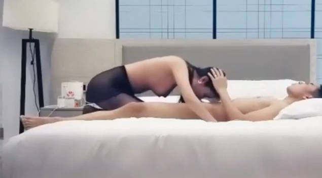 再战大长腿美女 穿上情趣黑丝 持续口交 嘴皮都快磨烂了 