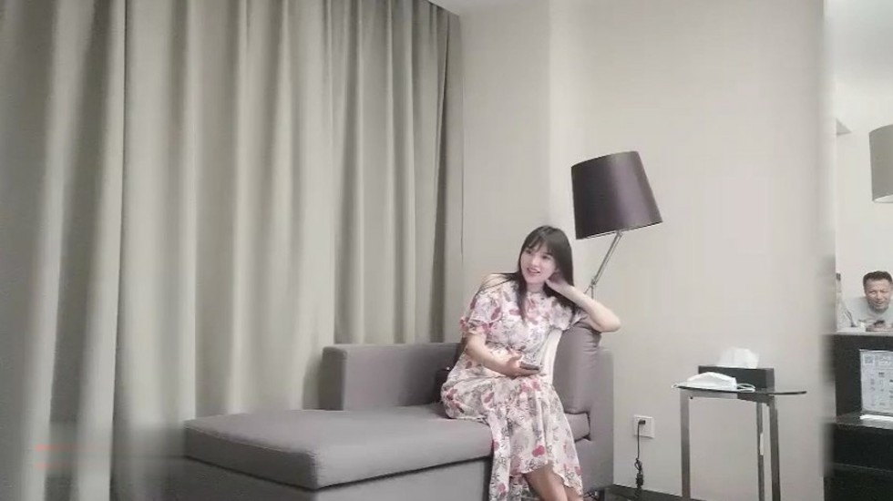 长裙性感援交外围美女被大屌土豪先舔湿嫩穴后再操到高潮,爽的嗷嗷叫!