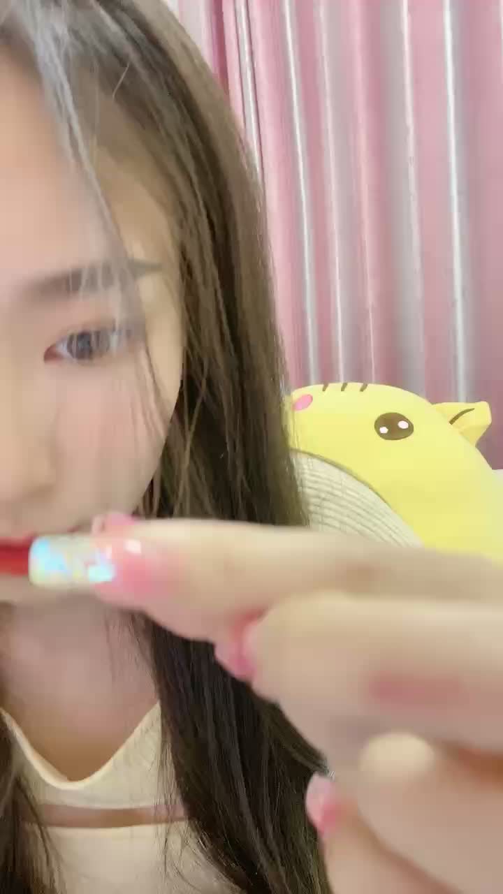 水靈靈的大眼睛極品女神，躺下露出粉嫩大胸部 超近景特寫蝴蝶粉穴 乾淨誘人多汁 