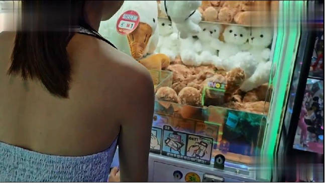 電玩城抓娃娃遊戲後回家沙發上激情後入