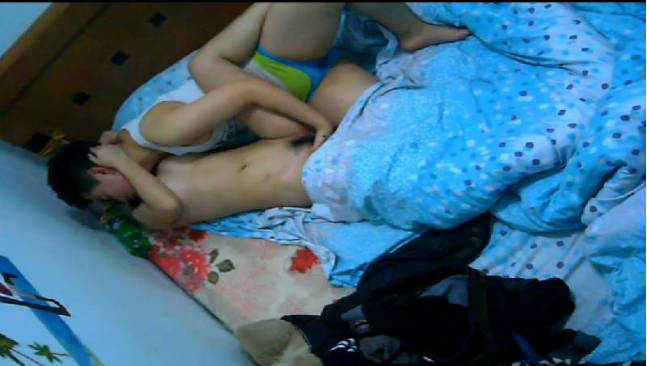 出租房上帝视角真实偷拍，百合情侣如何过性生活的，疯狂抠逼假小子自己的内裤都湿透了