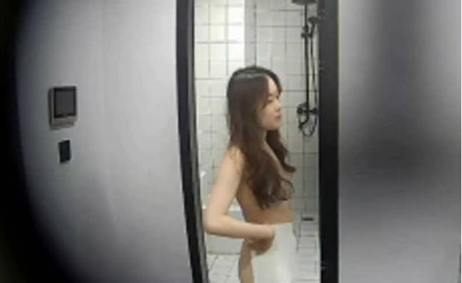 樂橙酒店攝像頭高清偷拍 顏值年輕情侶開房連續幹了幾炮 妹子中途給男友按摩提升戰鬥力