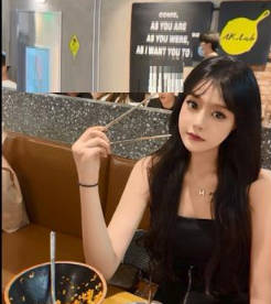 眼睛超水靈靈的小姐姐，蹲著含雞