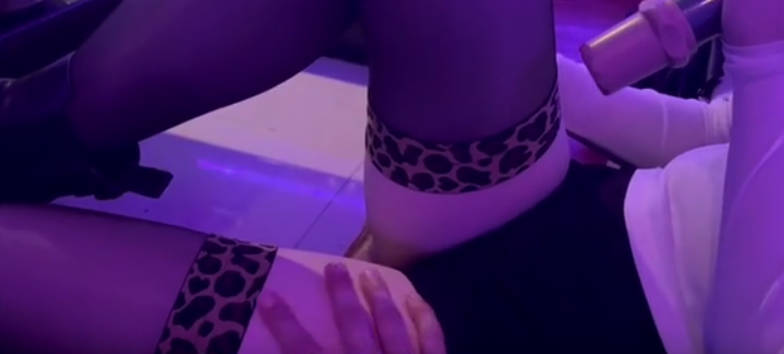 KTV约黑丝陪唱妹出台，重金之下骚态毕现，无套抽插白虎穴内射后小哥给买避孕药