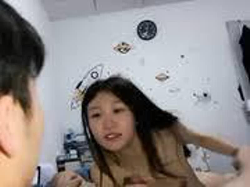 贫乳反差骚学妹直播啪啪，一边挨操一边吐舌头做鬼脸，操了逼的鸡巴湿湿再吃一遍，口爆吞精