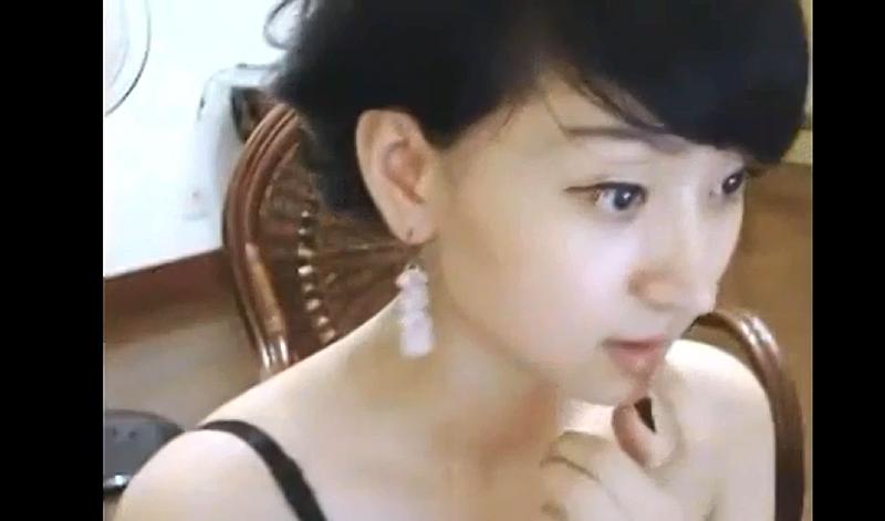 美女自慰吃自己的奶看得好爽一下就硬了