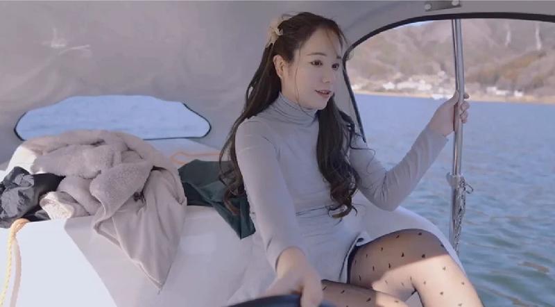 遊湖時撕開黑絲襪來個船震，激情又刺激