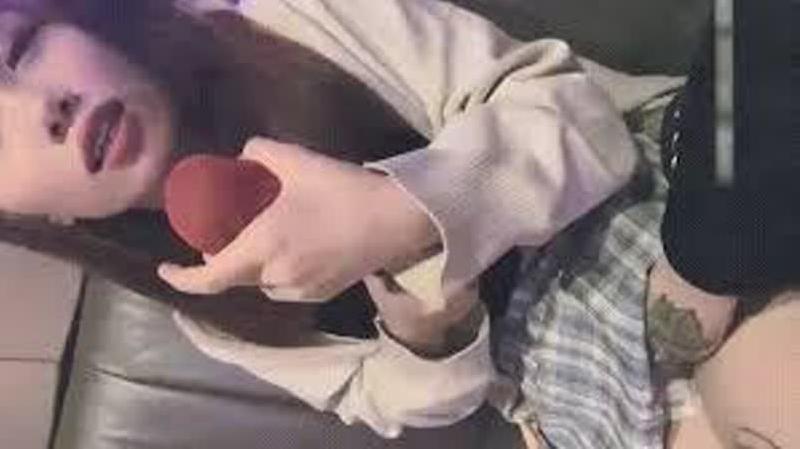 00后小萝莉K歌几瓶啤酒灌下去后卫生间开操！表面乖巧的萌妹子背地里是个小骚货小巧身材被大肉棒直接捅到子宫了