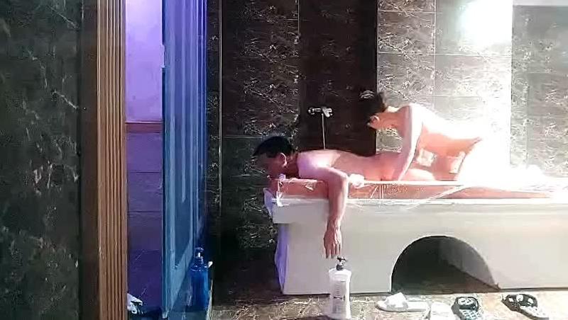 莞式水疗馆，嫖娼需谨慎，小姐上钟加直播，盈利新模式，经典水床，莞式服务让人飘飘欲仙