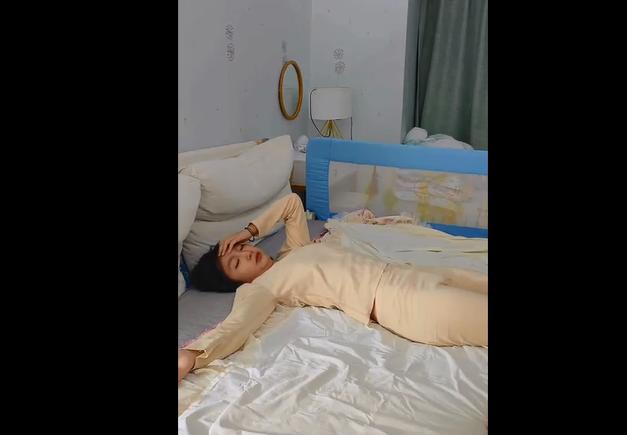 極品美乳嫩妹剛睡醒便被肥大叔猛操一番