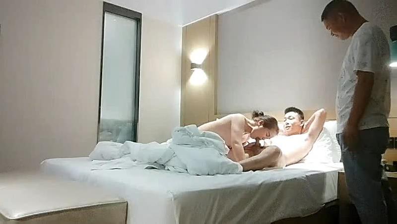 大胸少妇夜晚登门服务，兄弟一个干一个围观，这大奶子后入晃动视觉效果真震撼