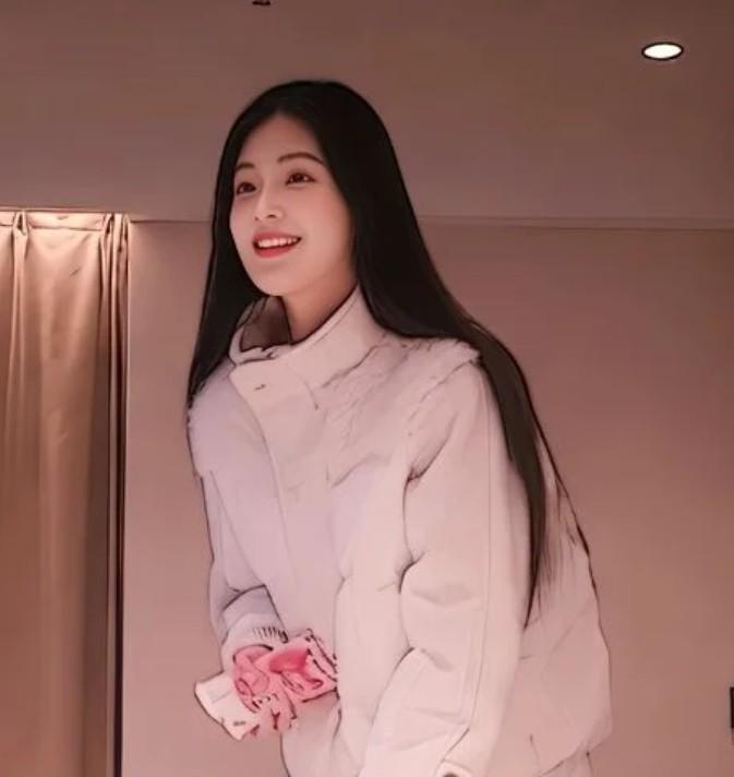 今天約了個十九歲的兼職嫩妹 剛下海還沒接幾單 身材完美極品炮架子