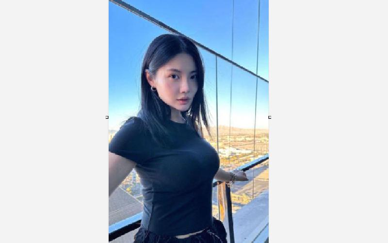 表姐少婦，在她空窗期的時候我趁虛而入了，前幾天帶她出去旅遊散心，第一天晚上在酒店她喝了點酒，晚上送她回她房間